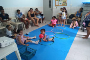 Crianças fazendo parte da brincadeira na semana da orientação de Terapia Ocupacional